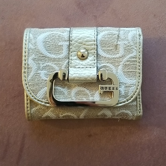 Guess Small Wallet - Picture 1 of 3